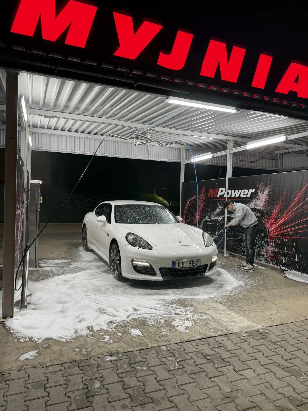 Myjnia MPower, mycie auta pod neonem